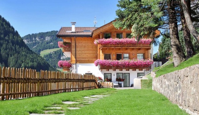 Apartment Albert with Mountain View, Wi-Fi, Balcony & Garden
