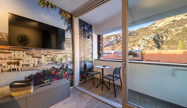 Apartment 'Boutique Red' with Balcony, Wi-Fi and Air Conditioning