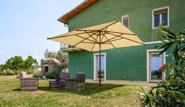 Apartment 'Quercia' with Shared Garden and Air Conditioning