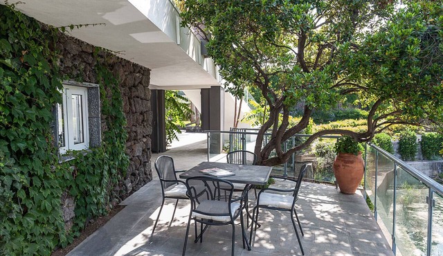 Apartment with terrace and direct access to the sea. Shared pool. Conchiglia