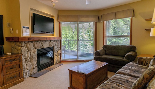 Aspens #438 Prime Ski-in Ski-out Location! Top Floor Unit, Pool, Hot tubs, BBQ