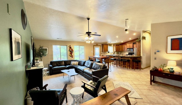 Avail 4th of July! Big Patio, BBQ & outdoor dining. Walkable, right downtown!