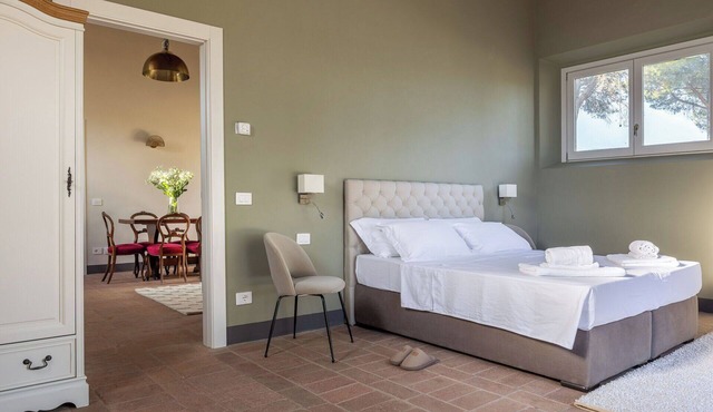 Beautiful apartment in villa for 6 people with pool, WIFI and TV, close to Greve In Chianti