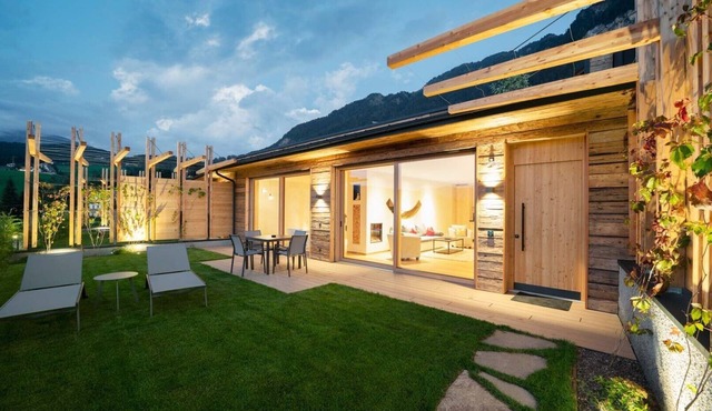 Beautiful Holiday Apartment "Aura Chalets No 2" with Mountain View, Wi-Fi & Garden