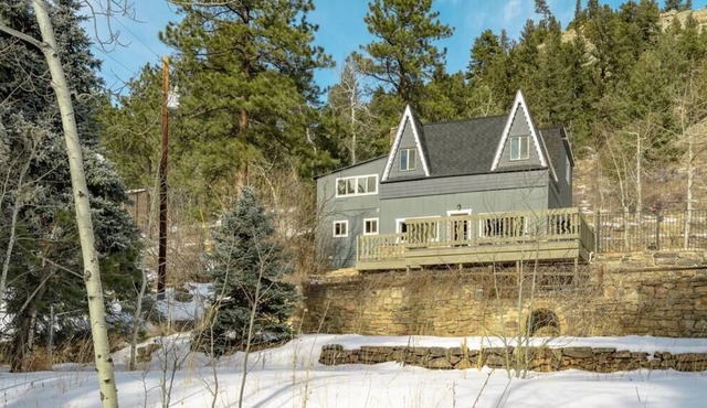 Beautiful Mountain Escape Treehouse Chalet!