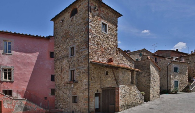 Beautiful private villa for 2 guests with WIFI, A/C, hot tub, TV and pets allowed, close to Arezzo