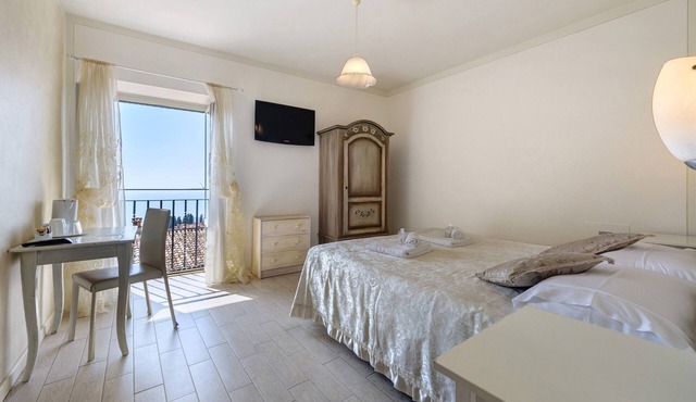 Bed and Breakfast 'Giardini Di Corte - Magnolia' with Lake View, Wi-Fi and Air Conditioning