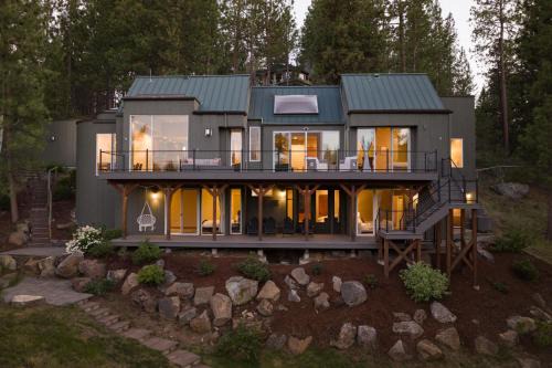 Big Sky Bend - Amazing Riverfront for 12