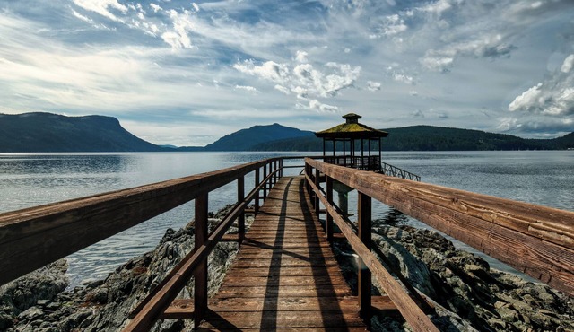 Boathouse on Maple Bay