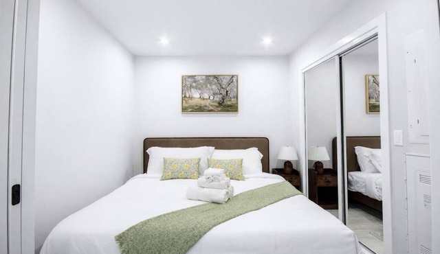 Brand New King Bed Suite| Gym| UG Park| Kensington