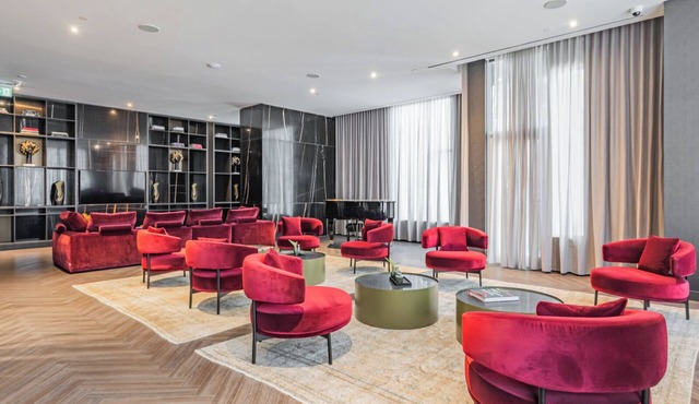 Brand New Yorkville Condo| King Bed | Pool | Gym | Corp Ready