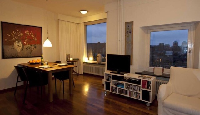 bright apartment Amsterdam between canal and park