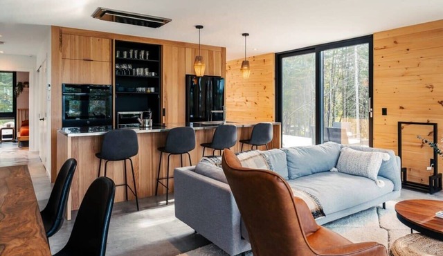 Bright Chalet w/Spa & Indoor Sauna