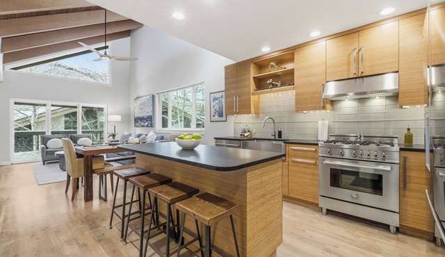 Bright End-Unit Townhome – Trails+Parks – Grill+Deck – Quiet – Free Bus + 4 Park