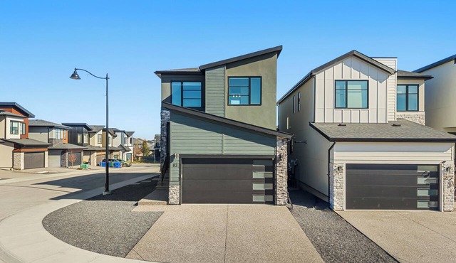 * Calgary Gem | Stylish Home w/Patio | AC *