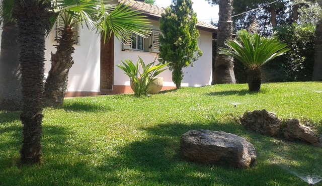 “Casetta Giuliana surrounded by a beautifull garden" "ideal for a pair" - Wi-fi Internet