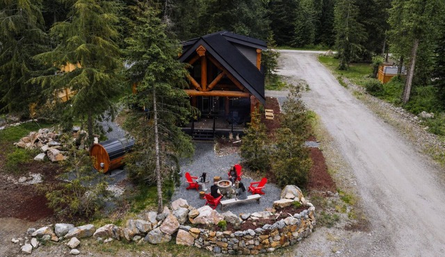 Cedar Peaks Log Cabin with Sauna & Mountain Views