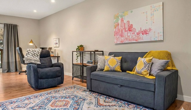 Central Work & Family-Ready 2BR Suite