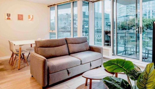Centrally located downtown Vancouver condo with 1 free parking