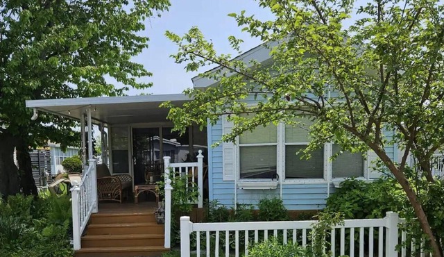 Charming 2-bedroom cabin with WiFi and AC in delightful Port Colborne