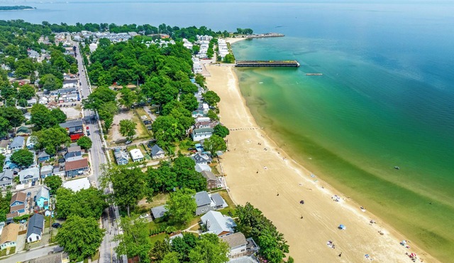 Charming 3-Bedroom House with WiFi, AC & Hot Tub in Brilliant Crystal Beach