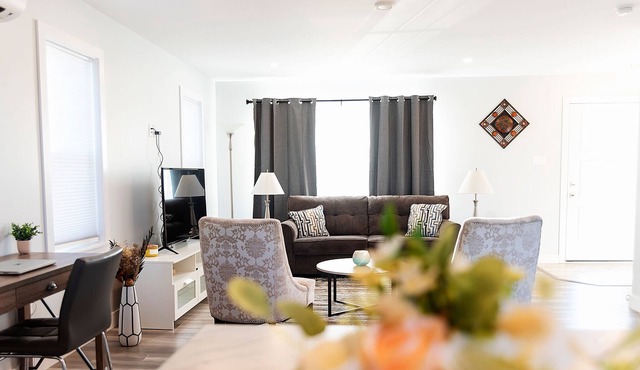 Cheerful & Modern 3bedroom townhouse w/Patio & Parking