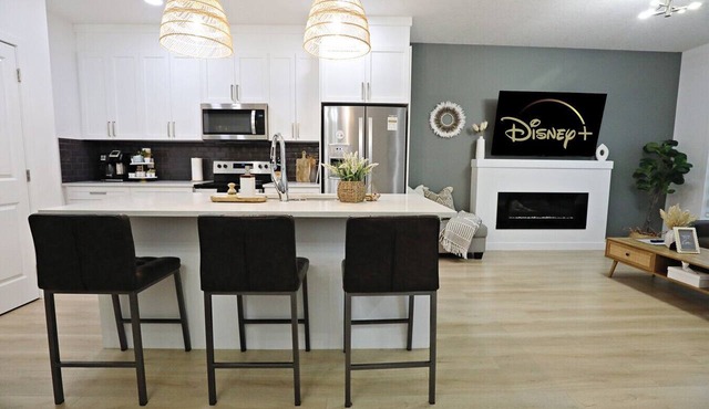 Chic Modern Home|King Bed|Fireplace|Disney+