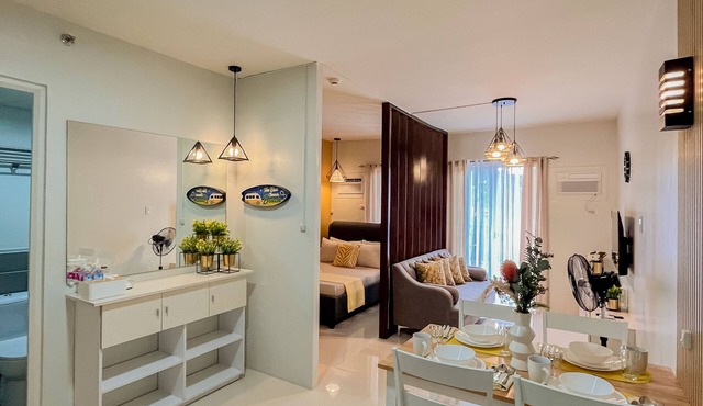 Chic Ruby Studio: Balcony, Private Pool, Gym Access