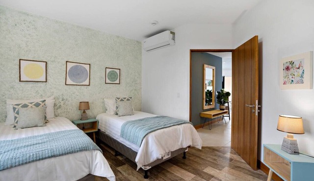 Coastal Luxury Condo, Great Internet and GYM