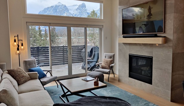 Comfortable Townhome w/Stunning Views, 4 bdrms, Deck, & Fireplace