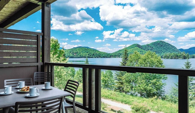 Condo overlooking Lac Superieur & mountain views