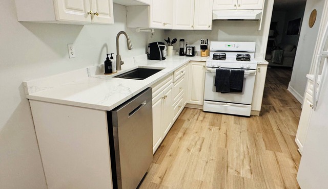 Cozy 2 bed 2 bath suite close to hiking trials, short drive to Victoria downtown