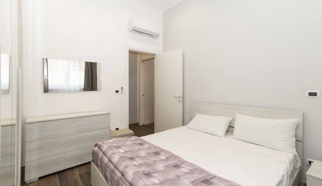Cozy and functional apartment perfect to accommodate 4 people and located in the heart of the Lingotto area, ideal for work, tourism and study. We are just a few minutes far from the hospital area (Molinette, San Lazzaro Dermatological Hospital, Regina M