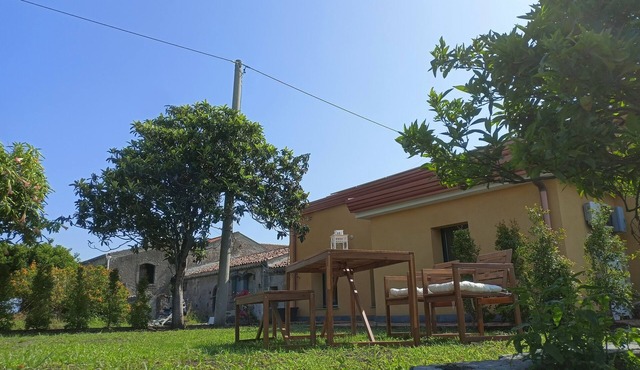 Cozy house with garden surrounded by citrus trees between the sea and Etna.