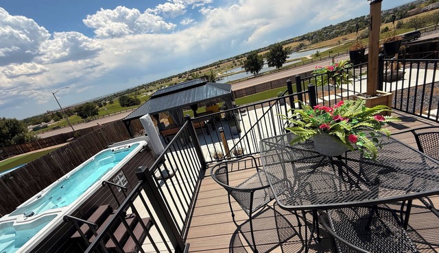 Designer Home. Lake View. Amazing Patio. Heated Swim Spa Pool & Hot Tub