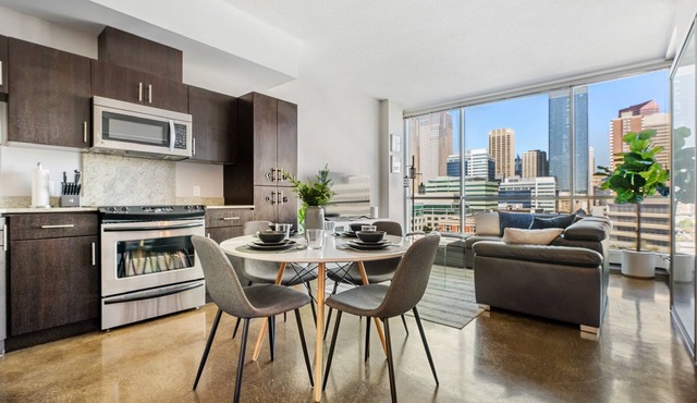 Downtown Chic Retreat | Elegant + Free Parking
