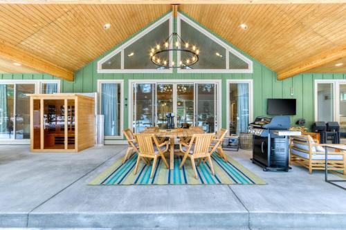 Dream on the Deschutes River with private sauna game room & massage chairs