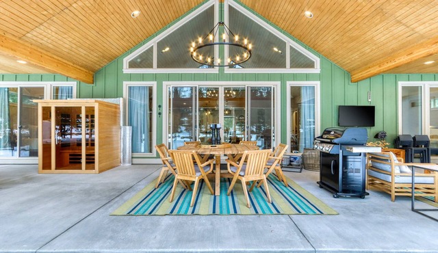 Dream on the Deschutes River with private sauna, game room, & massage chairs