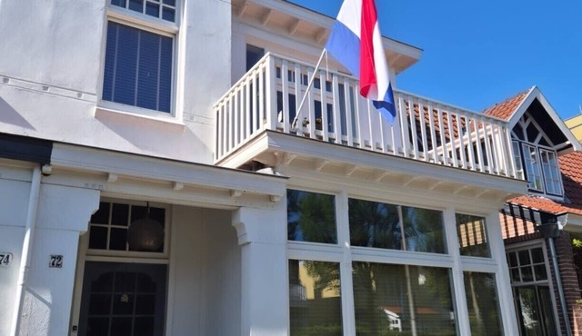 Droomhuis aan Zee: Luxury family home with garden.