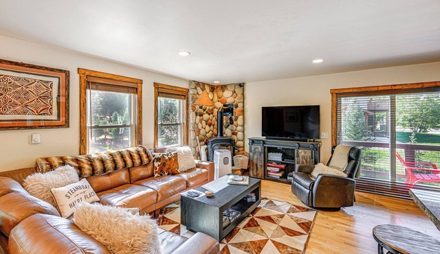 Duplex in Quiet Family Neighborhood 1 Mi to Skiing