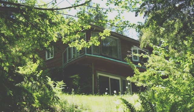 Eaglenest Sanctuary - Rustic and Serene Riverfront Stay