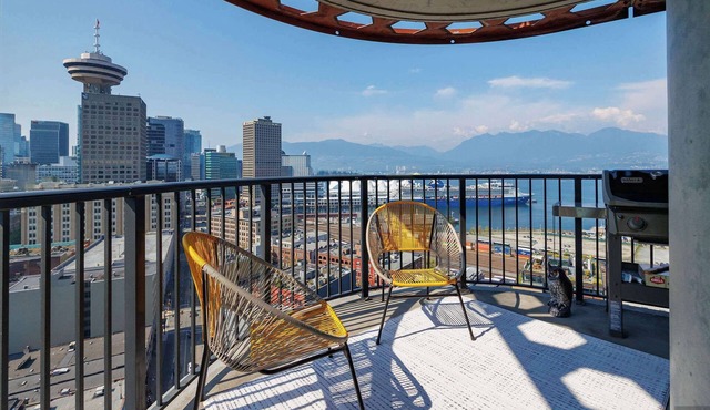Elegant 2-Bedroom Condo in Vancouver