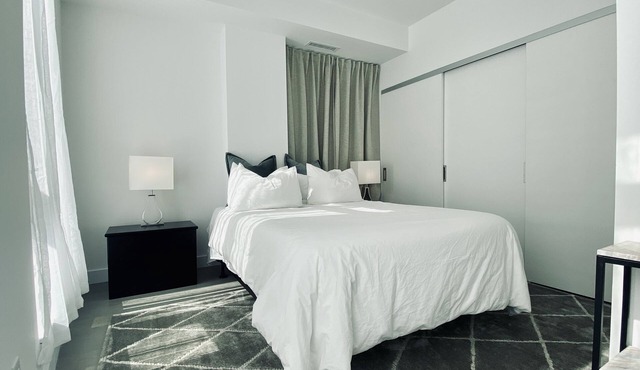 Executive 2 bed 2 bath condo - Kingsway Crescent