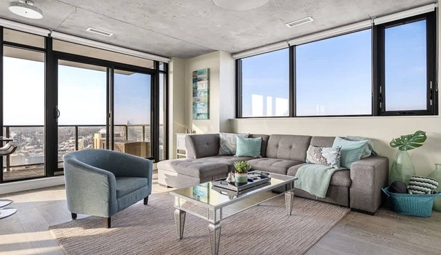 Executive Sky LUX - 2 BD 2BA, Views, Pool, Patio & Gym