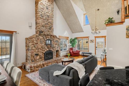Fern and Pine 4BR Retreat by Lake w Deck