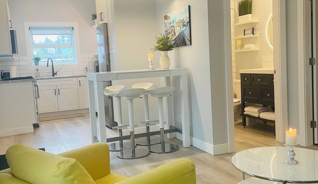 Floating Speakeasy Retreat | Unique & Modern | Minutes to SeaBus & Downtown