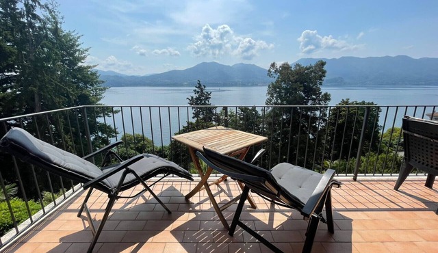 Gioia apartment with lake view and pool