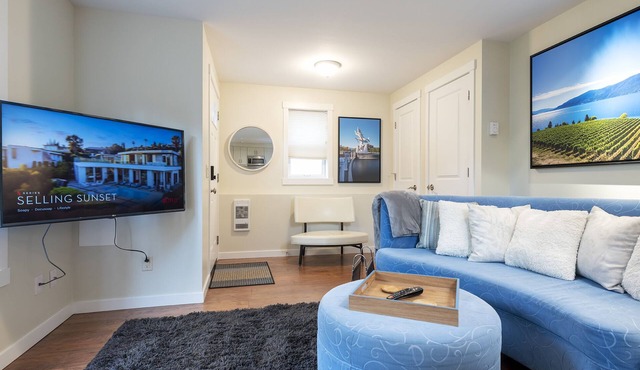 Gorgeous, upscale one-bedroom suite in a quiet neighbourhood - dog friendly