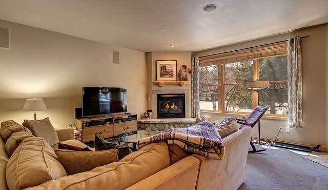 Ground floor condo near Main St in Breckenridge! Shared hot tub, Spacious, Fitne