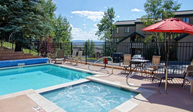 Ground Level Unit - W/D, Heated Pool, Hot Tub - Walk to Slopes